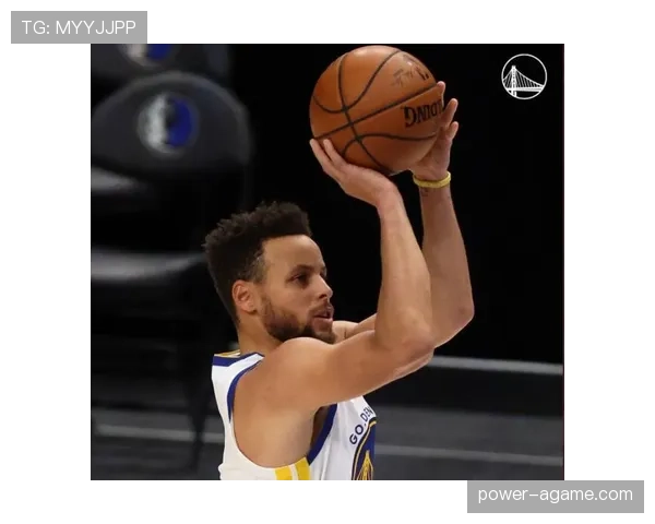 威金斯为库里无球跑动拉开空间 提升投篮效率