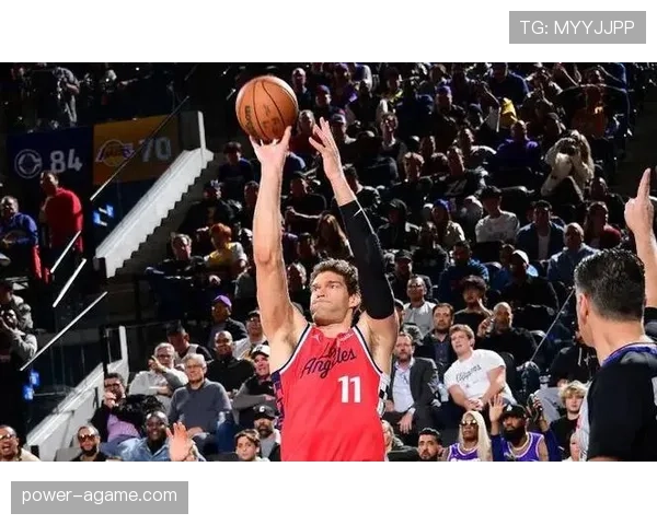 洛佩斯无球掩护制造错位，内线效率领跑全队