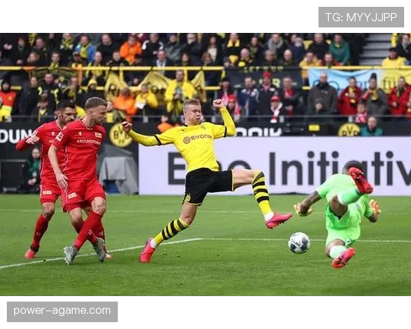 多特蒙德战术失衡与阵容缺陷交织，争冠形势受挫折射体系稳定性危机